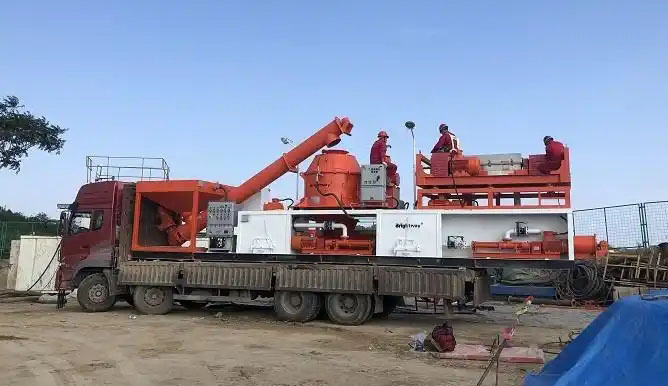 Drilling mud is processed while drilling and centrally without falling to the ground