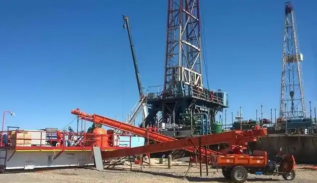 Drilling mud is processed while drilling and centrally without falling to the ground bolg